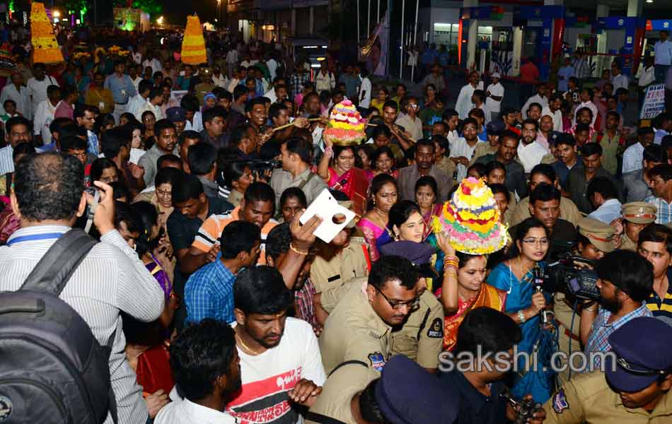 bathukamma rally from lb stadium to tankbund10