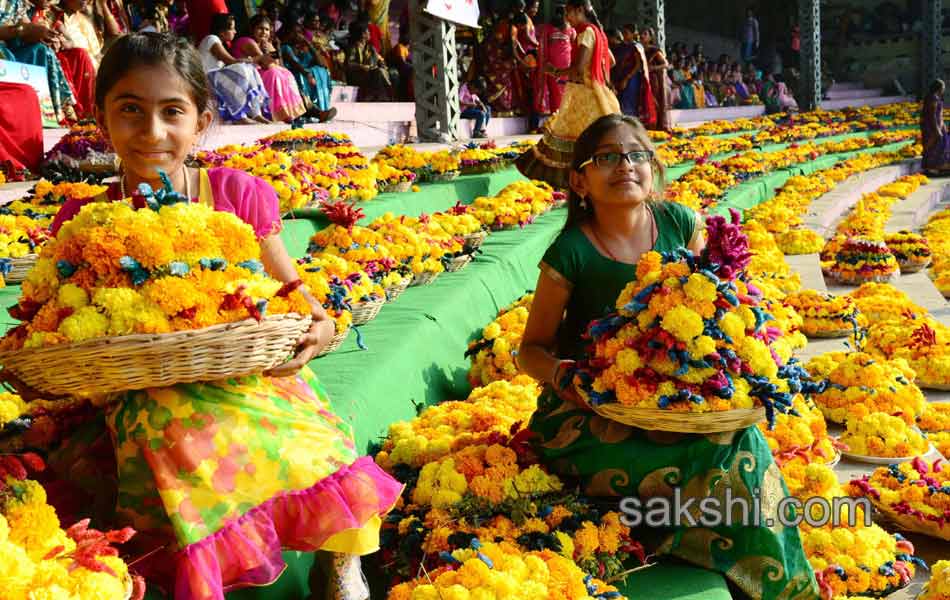 bathukamma rally from lb stadium to tankbund36