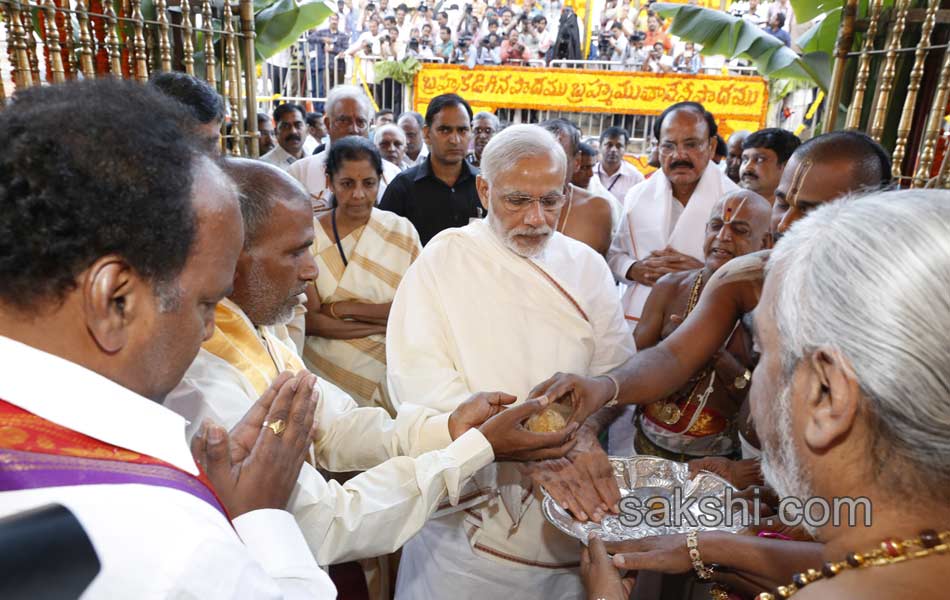 narendra modi balaji darshan - Sakshi16