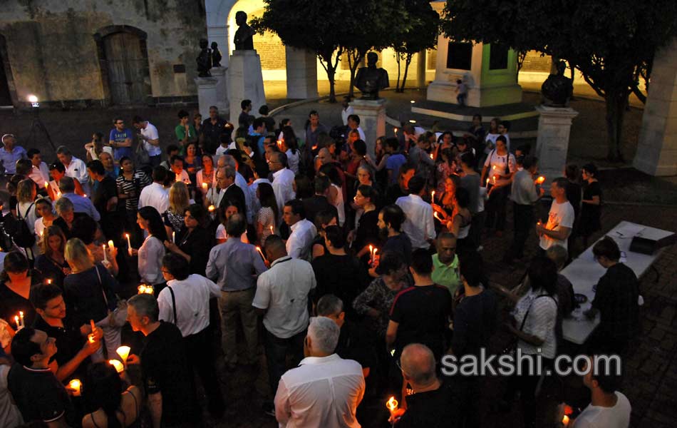 paris terror attacks people paying tribute16