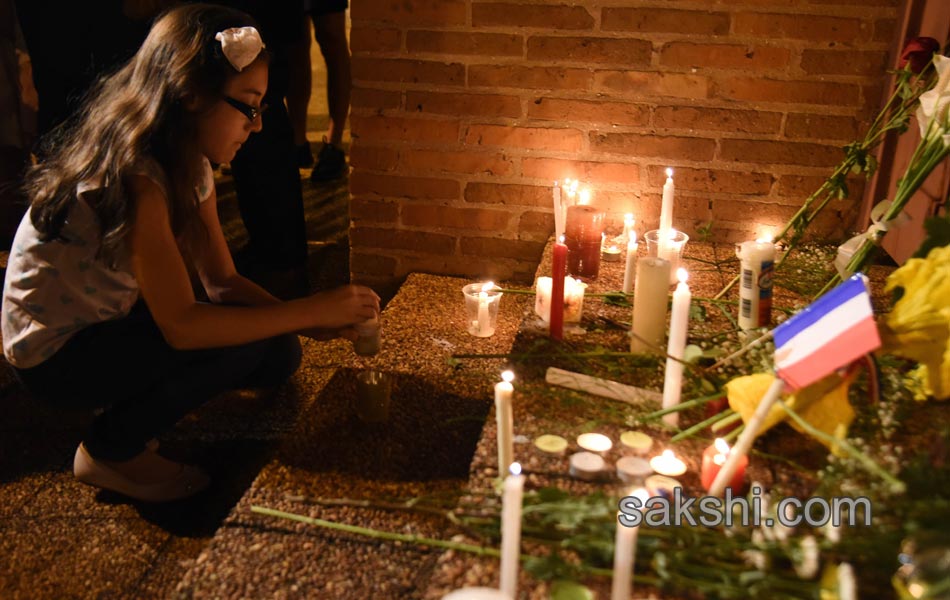 paris terror attacks people paying tribute22