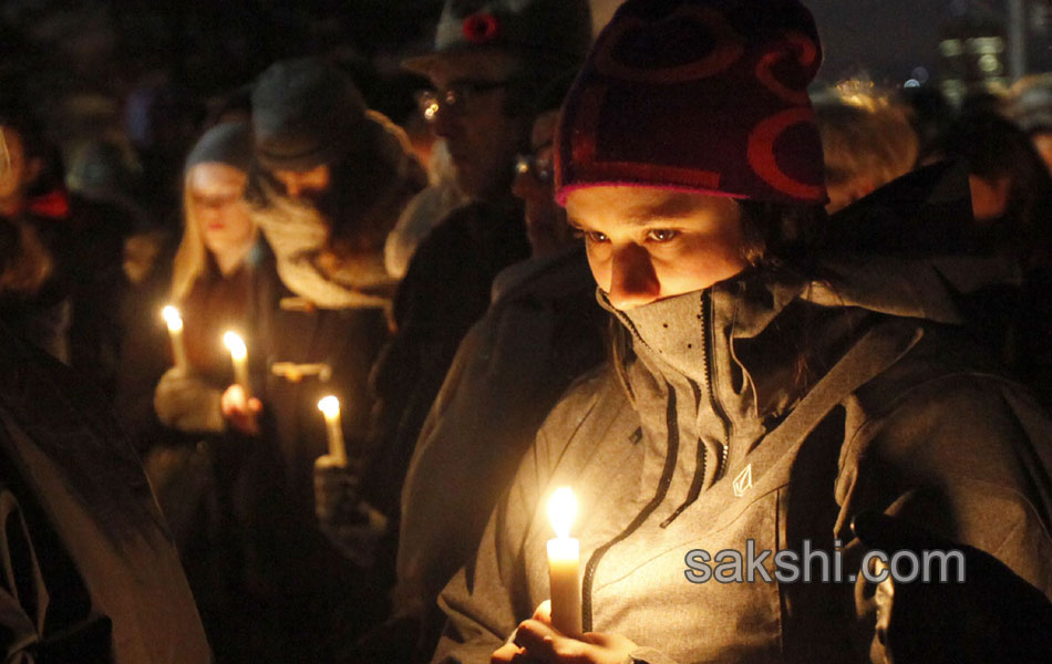 paris terror attacks people paying tribute25