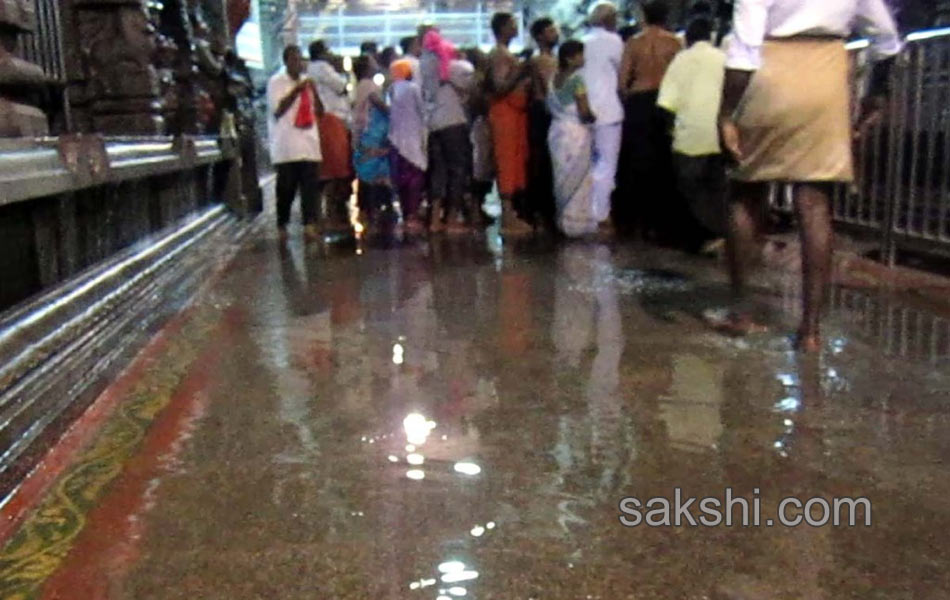 flood water in srikalahasti - Sakshi8