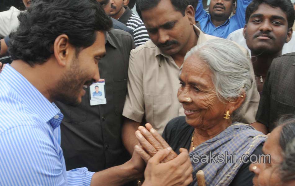 good response to ys jagan mohan reddy election campaign in warangal - Sakshi2