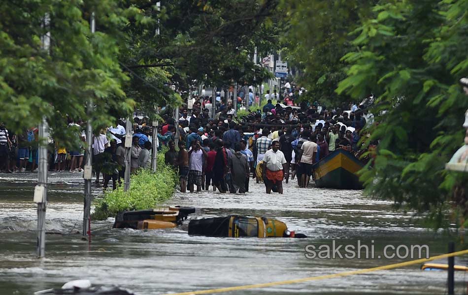 chennai submerged in rain water1