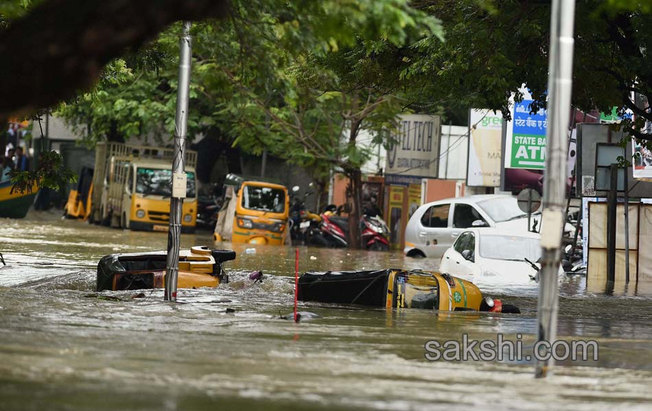 chennai submerged in rain water3