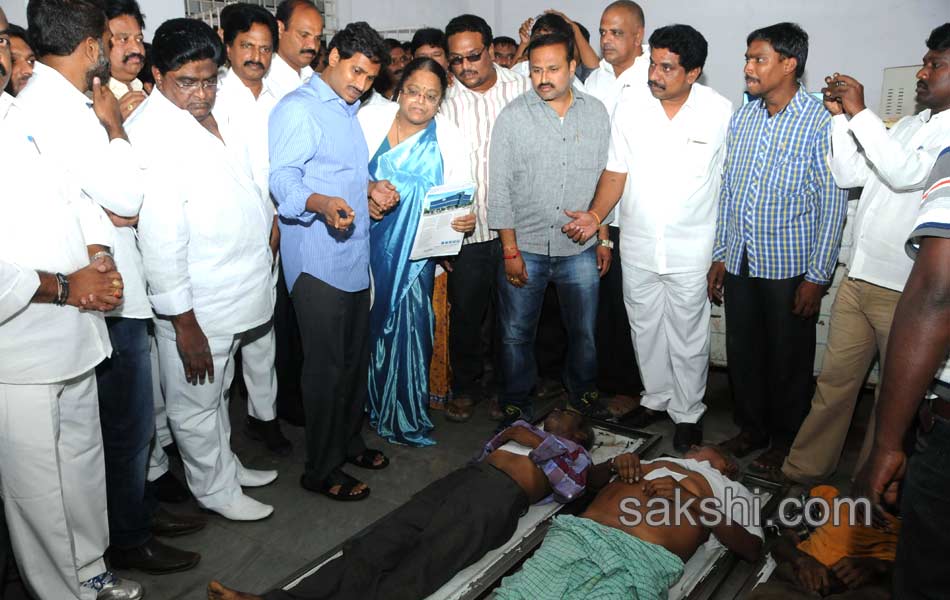 ys jagan mohan reddy consoles families of illicit liquor deaths - Sakshi10