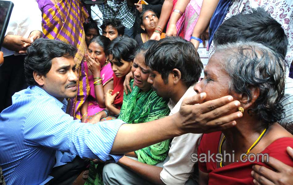 ys jagan mohan reddy consoles families of illicit liquor deaths - Sakshi17