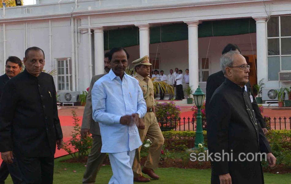 Telugu Chief Ministers Catch up at Governors Dinner for President - Sakshi3