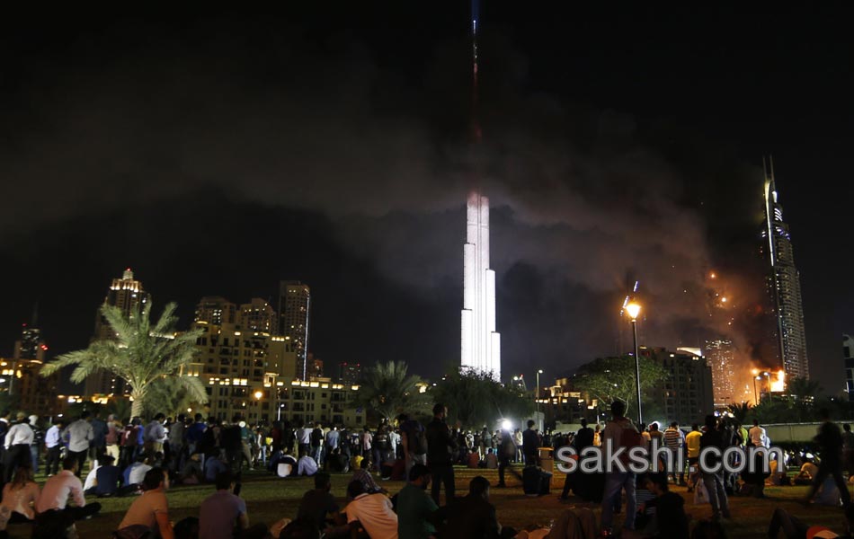 Dubai fire erupts at dubai hotel near burj khalifa5