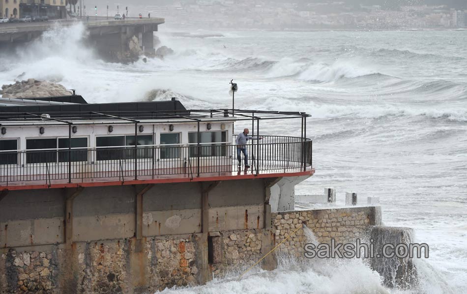 waves crashing on Marseille coastal road1