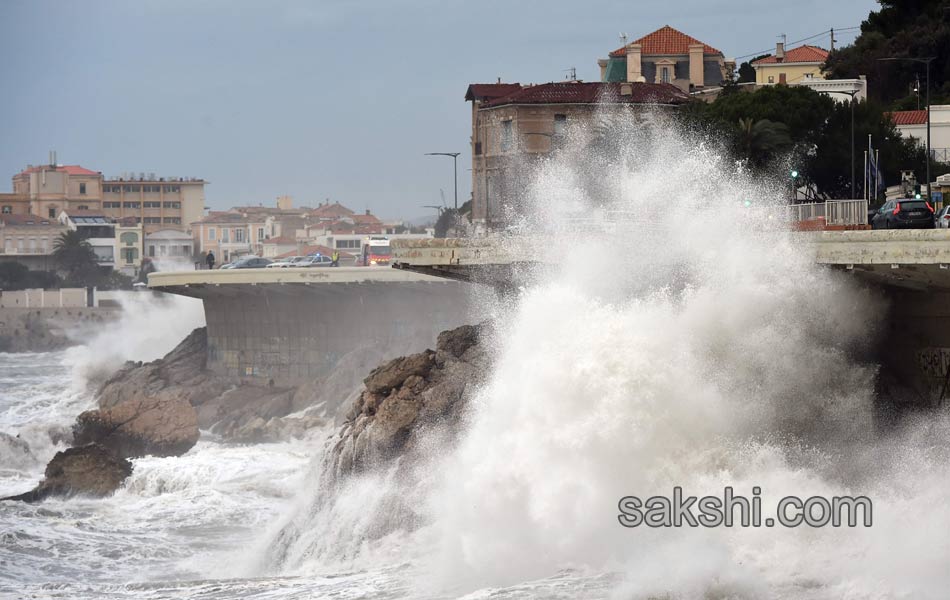 waves crashing on Marseille coastal road5