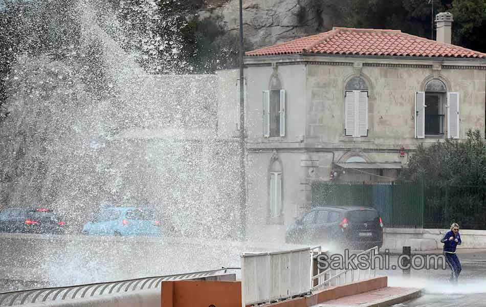 waves crashing on Marseille coastal road12