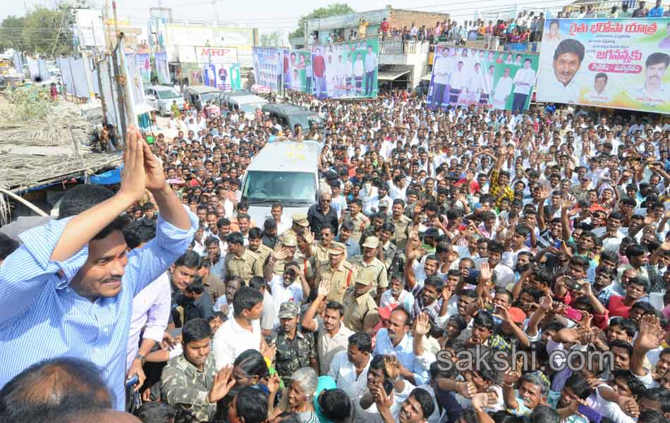 raithu bharosa yatra completed by ys jagan at anantapur - Sakshi9