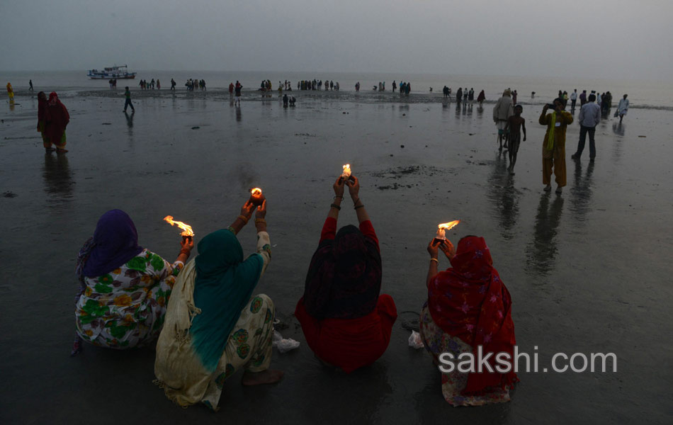 Holy dip in Gangasagar2