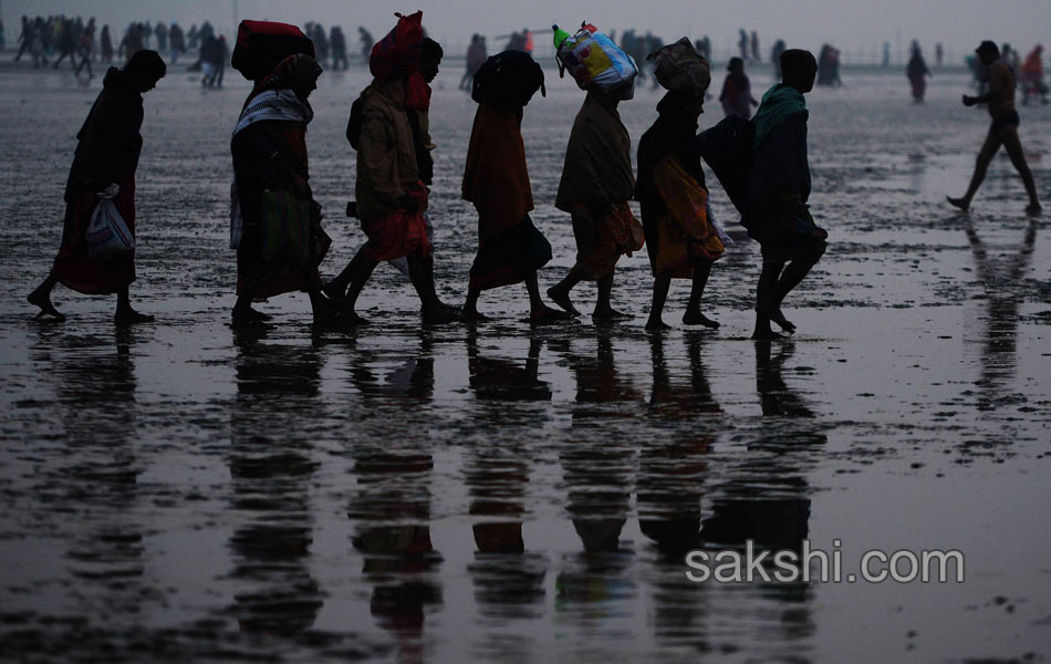 Holy dip in Gangasagar10