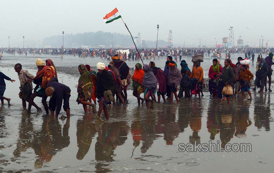 Holy dip in Gangasagar11