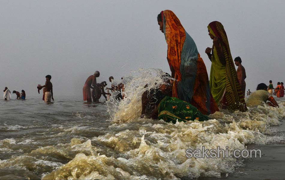 Holy dip in Gangasagar13