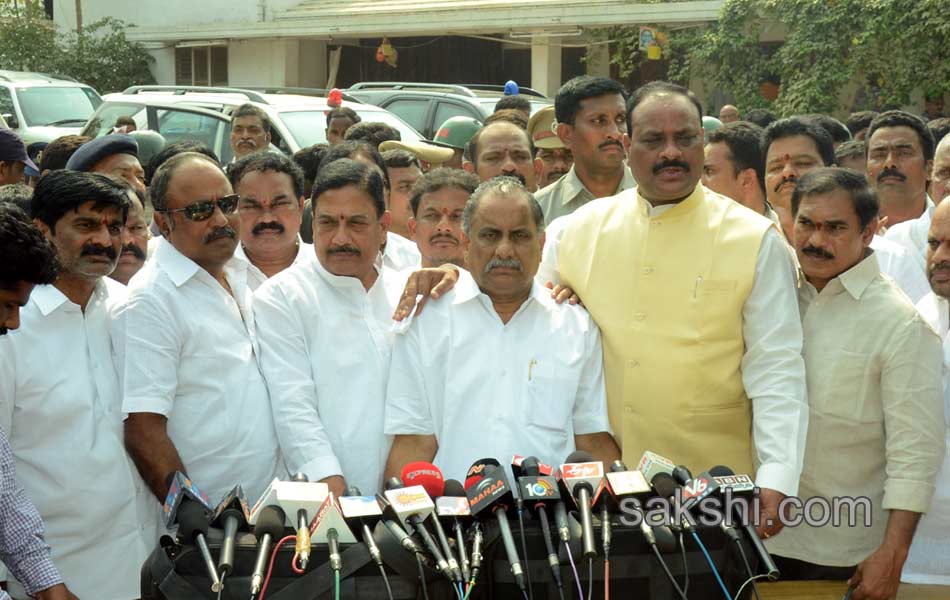 Mudragada ends fast after talks with Govt envoys - Sakshi20