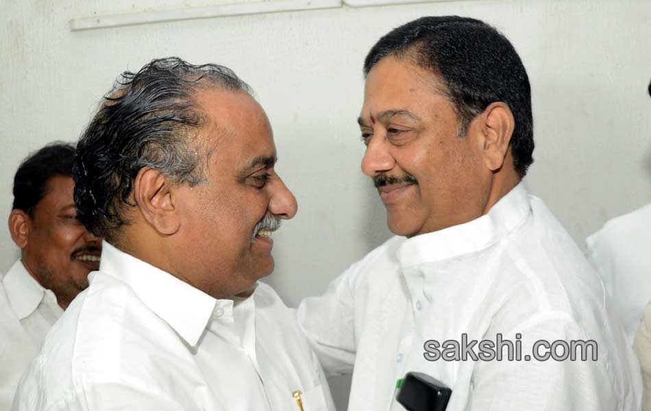 Mudragada ends fast after talks with Govt envoys - Sakshi21