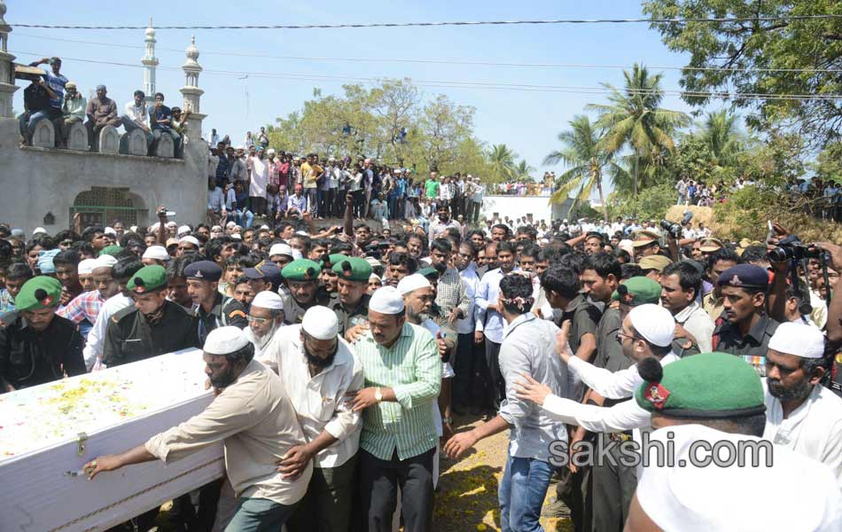 ys jagan mohan reddy attend mushtaq ahmed last rites - Sakshi6