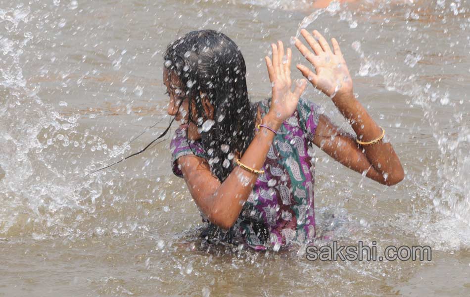 medaram jatara end still devotees rush in medaram14