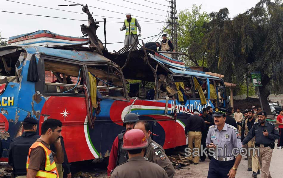 bomb blast in Peshawar4