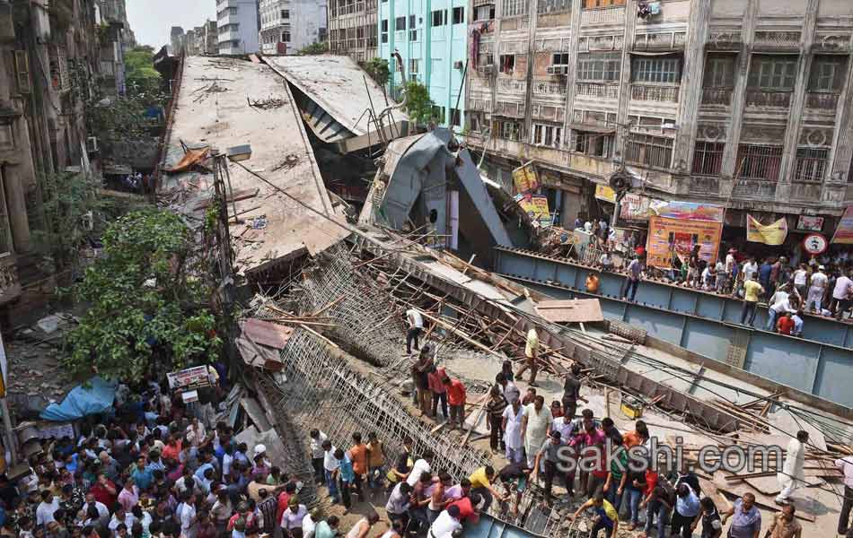 flyover collapsed in kolcutta1