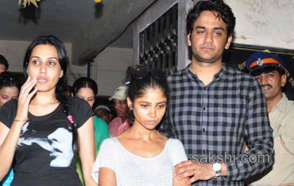 Television actors family bid adieu to Pratyusha20