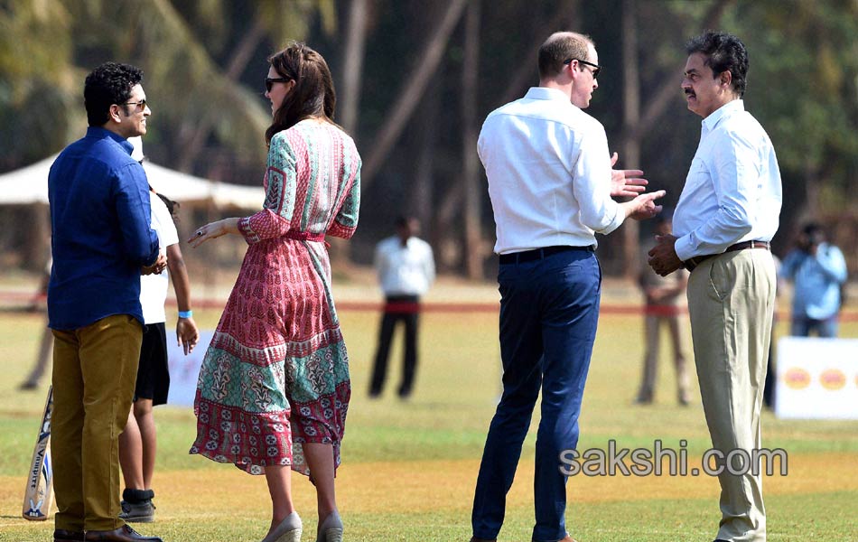 In Mumbai Kate Middleton Plays Cricket With Sachin28