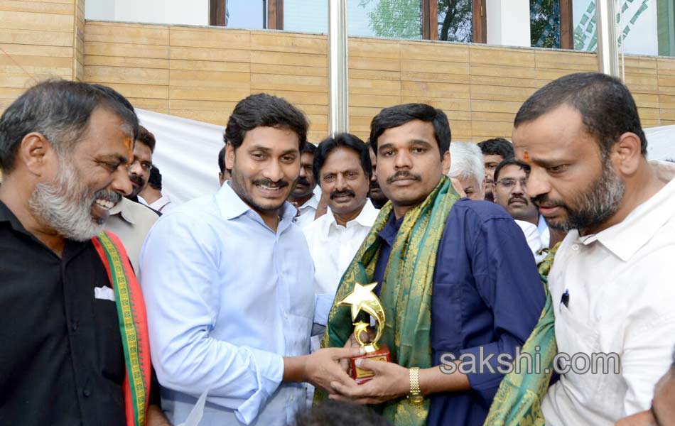 YS jagan mohan reddy celebrates may day at YSRCP office - Sakshi8