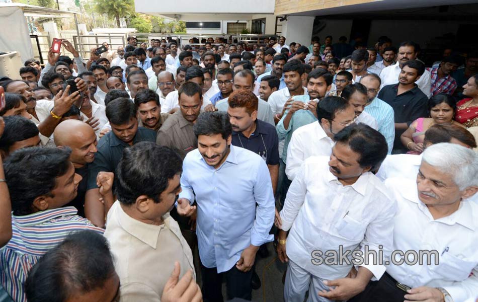 YS jagan mohan reddy celebrates may day at YSRCP office - Sakshi10