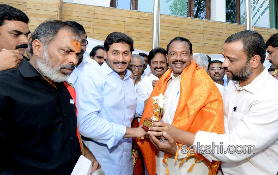 YS jagan mohan reddy celebrates may day at YSRCP office - Sakshi12