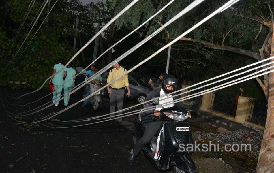 Heavy rains disrupt Hyderabad - Sakshi2