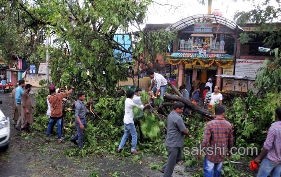 Heavy rains disrupt Hyderabad - Sakshi15