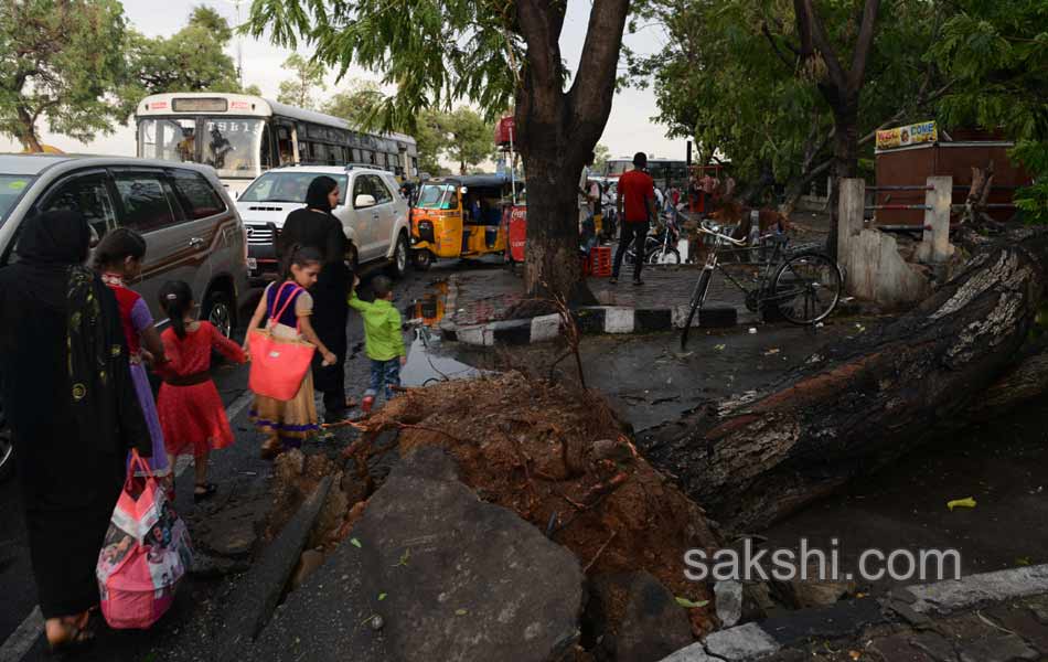 Heavy rains disrupt Hyderabad - Sakshi21