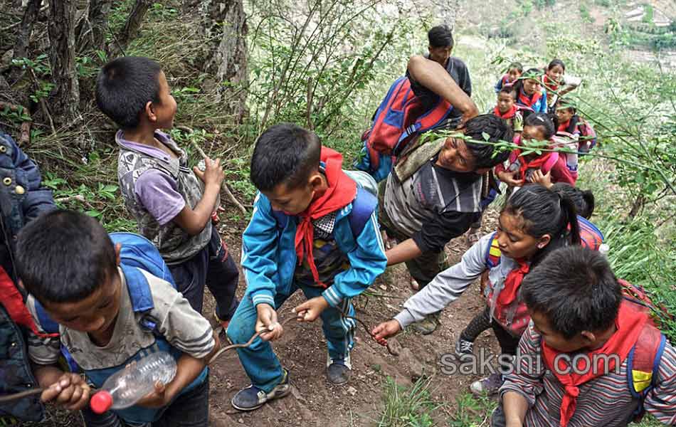 these chinese children have to climb cliff to go to school - Sakshi5