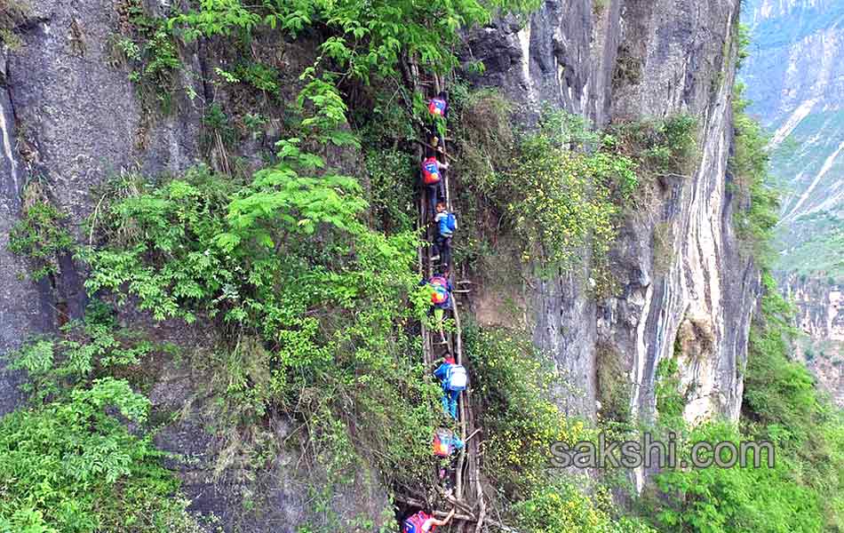 these chinese children have to climb cliff to go to school - Sakshi2