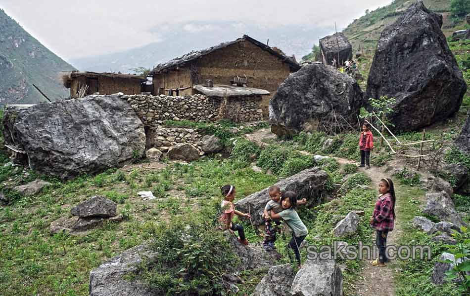 these chinese children have to climb cliff to go to school - Sakshi11