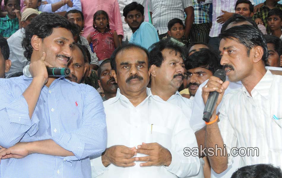 YS Jagan Mohan Reddy  raithu barosa yatra in anantapur district - Sakshi1