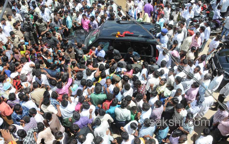 YS Jagan Mohan Reddy  raithu barosa yatra in anantapur district - Sakshi4