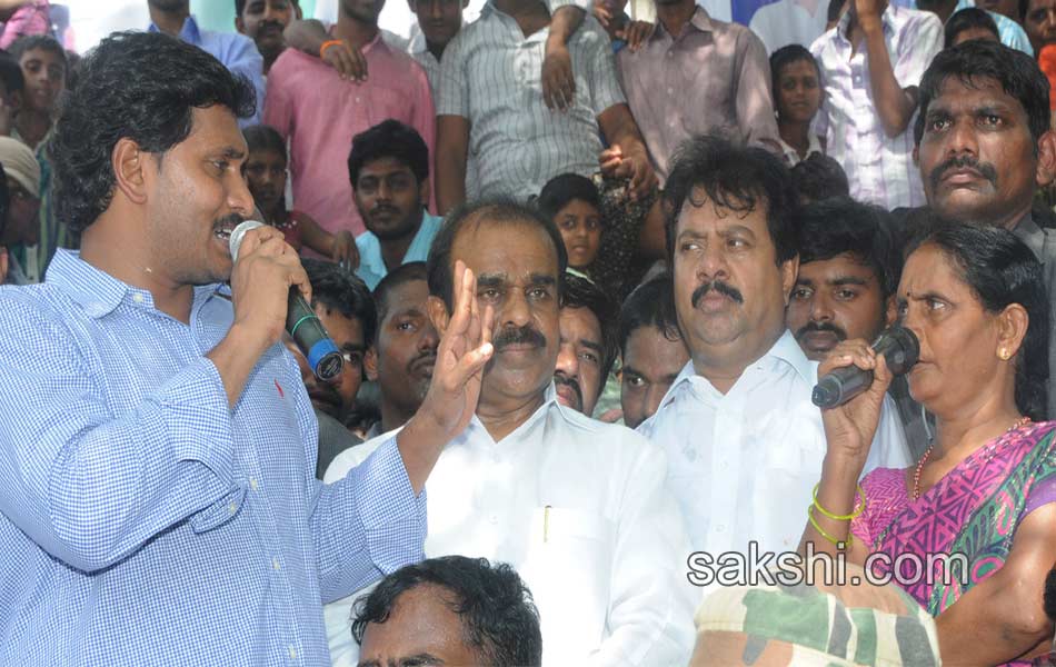 YS Jagan Mohan Reddy  raithu barosa yatra in anantapur district - Sakshi6