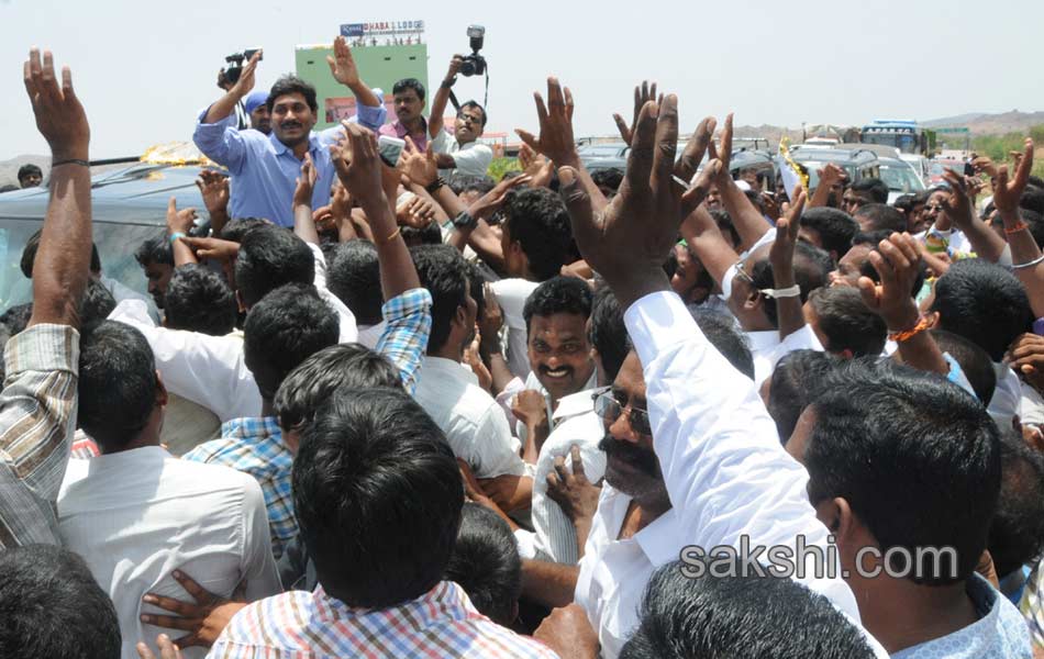 YS Jagan Mohan Reddy  raithu barosa yatra in anantapur district - Sakshi9