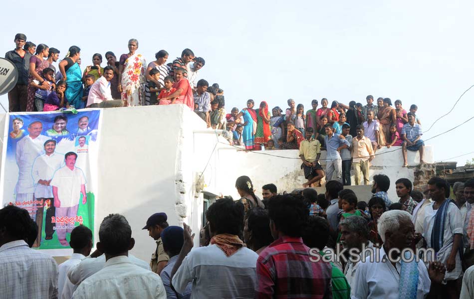 YS Jagan Mohan Reddy  raithu barosa yatra in anantapur district - Sakshi10