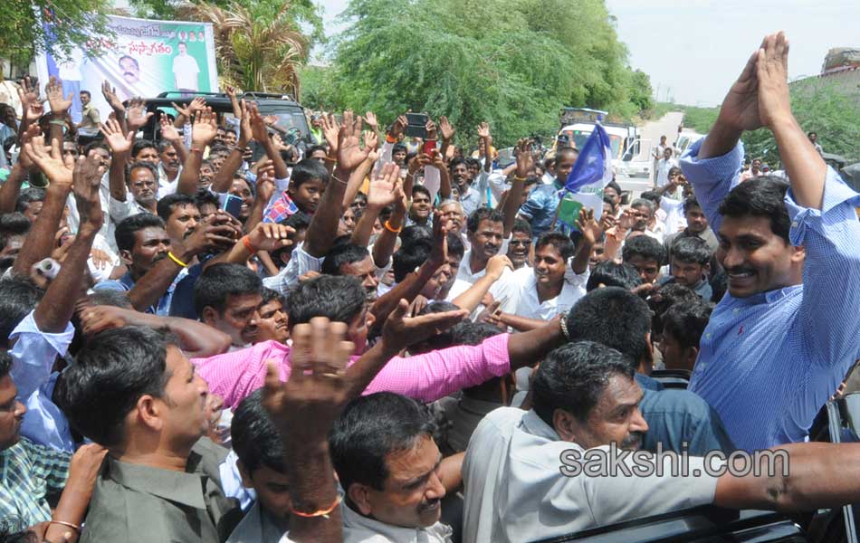 YS Jagan Mohan Reddy  raithu barosa yatra in anantapur district - Sakshi19