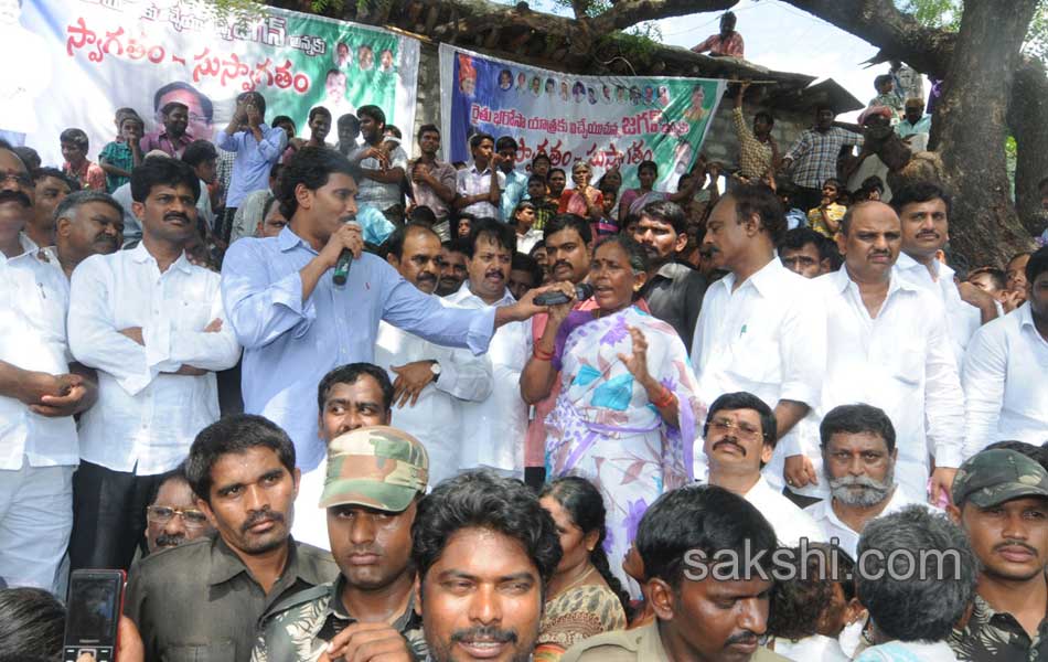 YS Jagan Mohan Reddy  raithu barosa yatra in anantapur district - Sakshi23