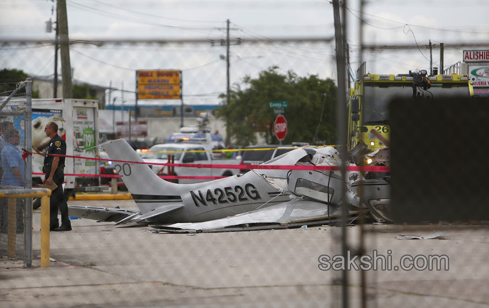 small plane crashed in a parking3