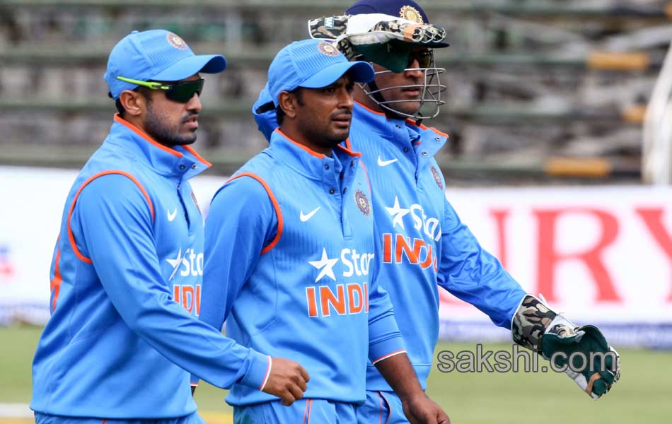 india beats zimbabwe in second one day achives series by 2 06