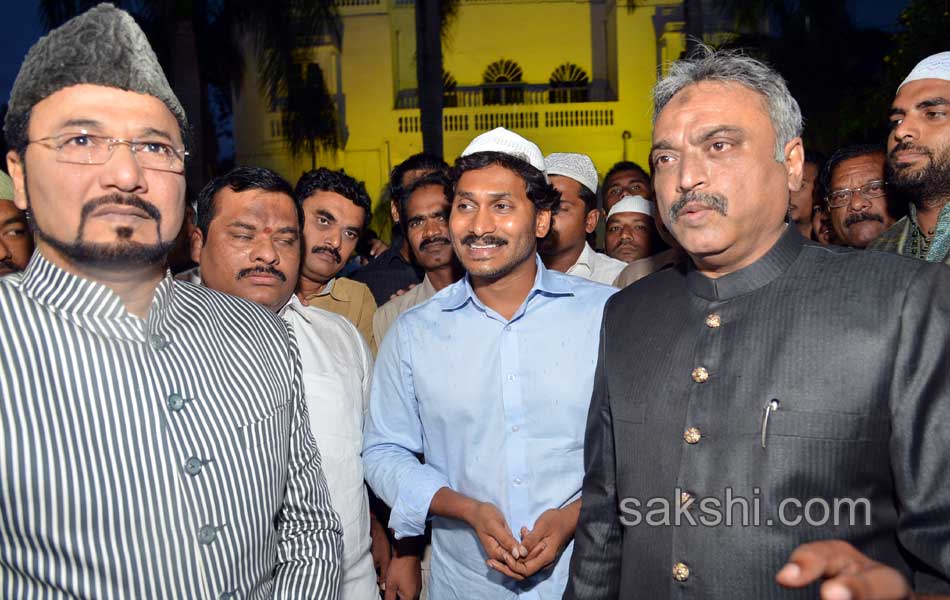 ys jagan mohan reddy participates in iftar dinner - Sakshi7