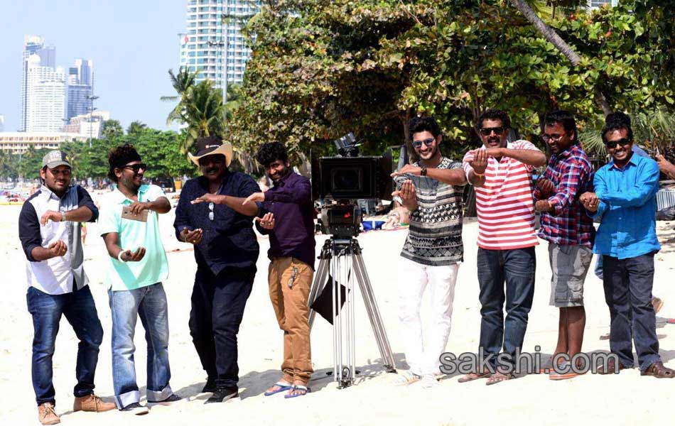 Chuttalabbayi Movie Working Stills22